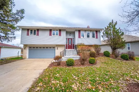 8611 Christopher Dr, Saint John, IN 46373 photo 3