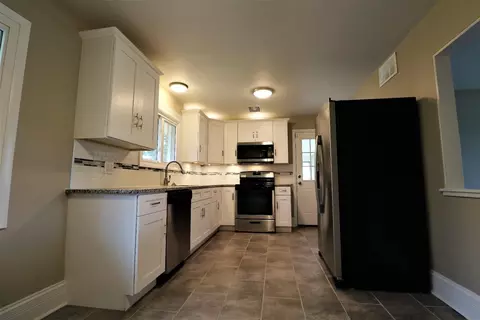 6758 Birch Pl, Gary, IN 46403 photo 5