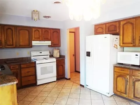 9907 Rustic Dr, De Motte, IN 46310 photo 6