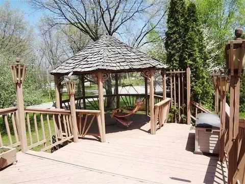 9907 Rustic Dr, De Motte, IN 46310 photo 3