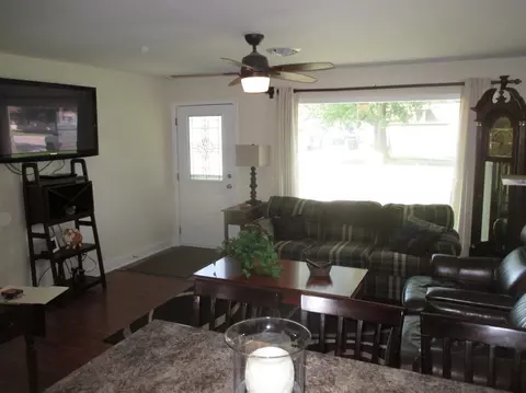 611 W Oak Pl, Griffith, IN 46319 photo 4
