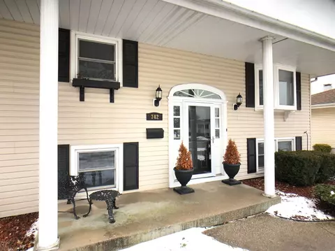 742 Oday Dr, Griffith, IN 46319 photo 1