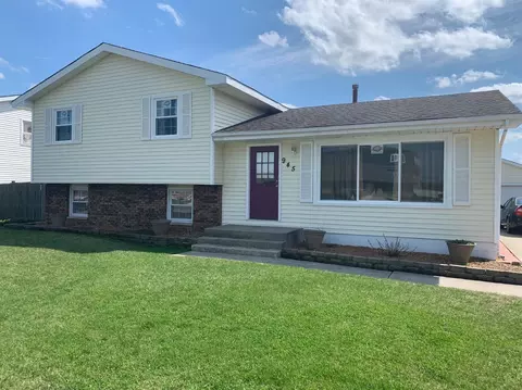 945 Ivanhoe Ln, Dyer, IN 46311 photo 1