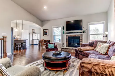 859 E Shakespeare Dr, Valparaiso, IN 46383 photo 8