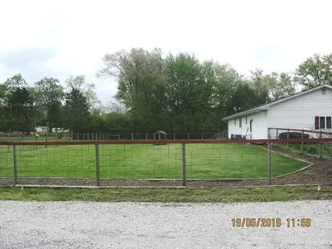 1028 E Division St, De Motte, IN 46310 photo 3