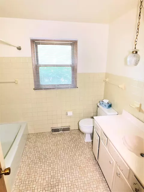 606 E Pine St, Griffith, IN 46319 photo 9