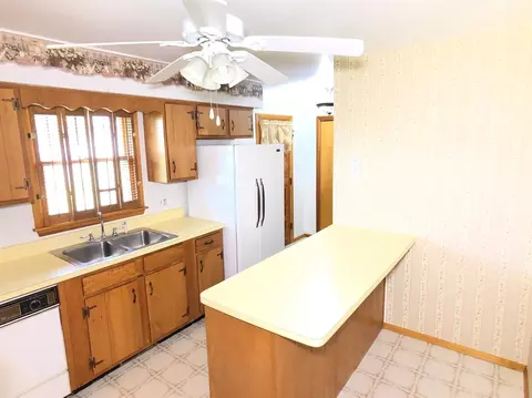 606 E Pine St, Griffith, IN 46319 photo 4