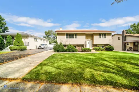 609 Schiller St, Itasca, IL 60143 photo 2