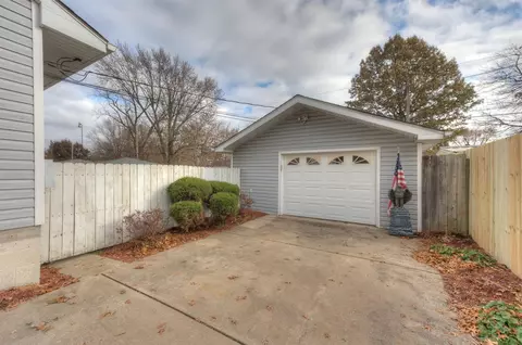 227 N Dwiggins St, Griffith, IN 46319 photo 2