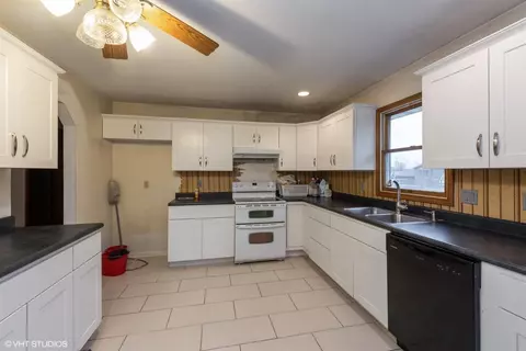 8993 Pineview Ln, Crown Point, IN 46307 photo 4