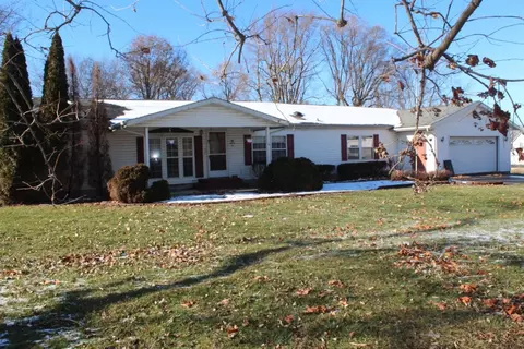208 W Walnut St, Morocco, IN 47963 photo 2