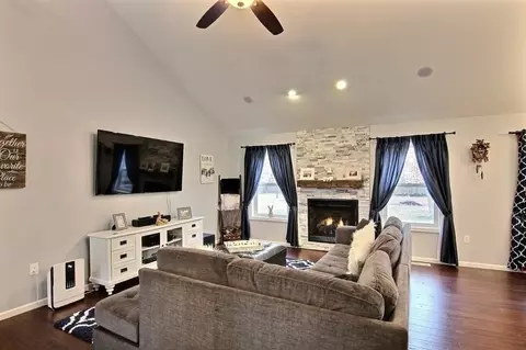 8184 Painted Leaf Dr, De Motte, IN 46310 photo 4