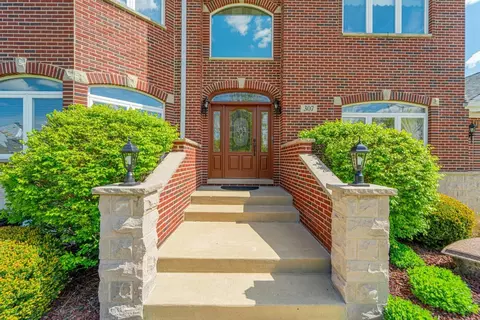 307 Salisbury Dr, Munster, IN 46321 photo 2