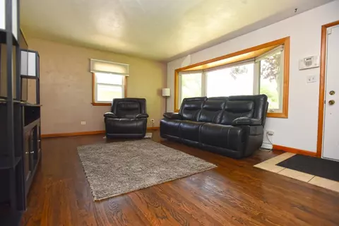 819 N Jay St, Griffith, IN 46319 photo 2