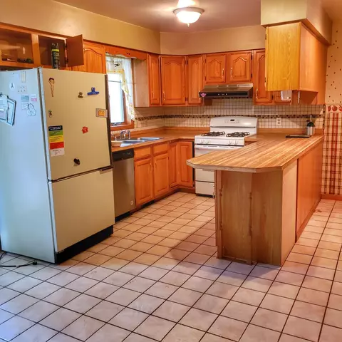 7354 S Rustic Dr, De Motte, IN 46310 photo 3