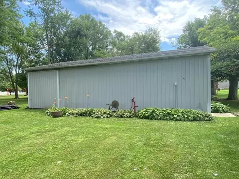 406 E Bates St, Hebron, IN 46341 photo 3