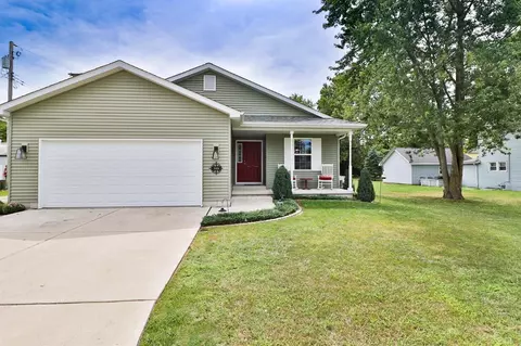 105 W Mentor St, Kouts, IN 46347 photo 2