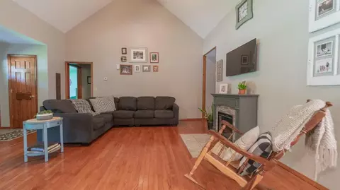 185 E Pine St, Wheatfield, IN 46392 photo 9