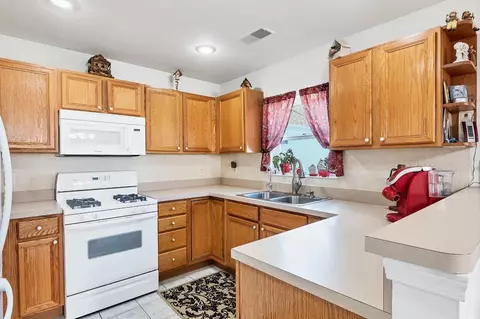 8102 Pointe Dr, Crown Point, IN 46307 photo 4