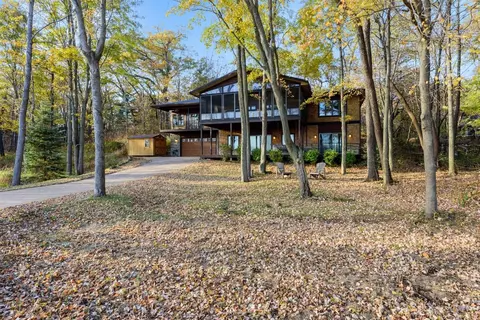 340 E Bellevue Ave, Beverly Shores, IN 46301 photo 1