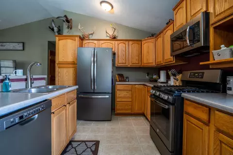 10316 Maumee Dr, De Motte, IN 46310 photo 6