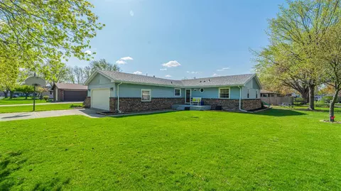 947 Apache Ct, Crown Point, IN 46307 photo 2