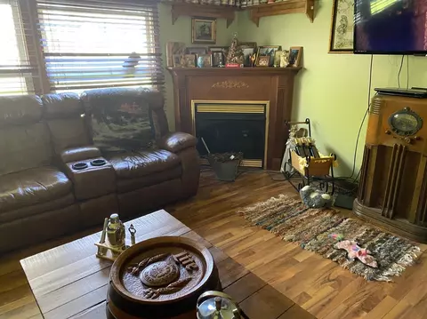 102 E Carter St, Wheatfield, IN 46392 photo 2