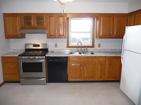 215 E Manor Dr, Griffith, IN 46319 photo 3