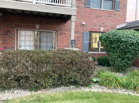 607 Cambridge Ct #1B, Munster, IN 46321 photo 3