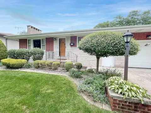 835 N Jay St, Griffith, IN 46319 photo 2