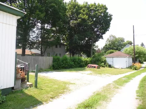 210 E St, La Porte, IN 46350 photo 2