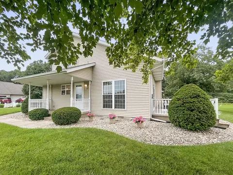 832 8th Pl, De Motte, IN 46310 photo 1