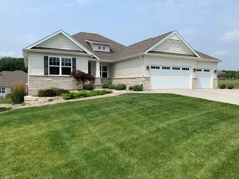 835 Hayfield Dr, Crown Point, IN 46307 photo 2