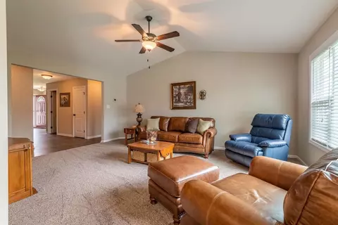 805 Daisy Cir, De Motte, IN 46310 photo 4