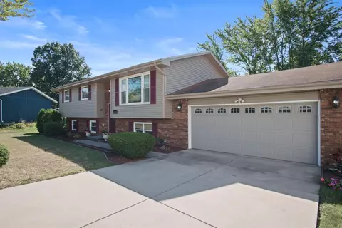 3123 Devonshire Cir, Crown Point, IN 46307 photo 2