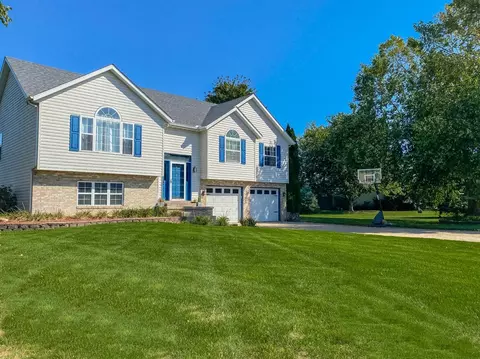 305 Pinehurst Ct, Valparaiso, IN 46383 photo 2