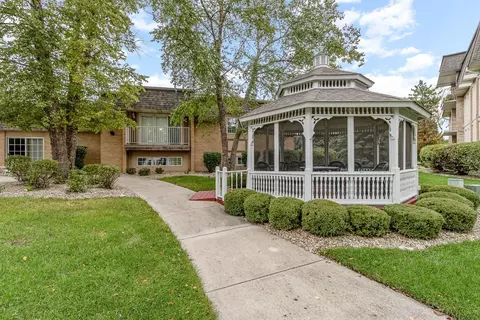 201 Swan Dr #1-B, Dyer, IN 46311 photo 4