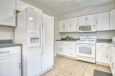 8021 Rhode Ct, Dyer, IN 46311 photo 2