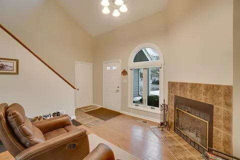 1817 Springvale Dr, Crown Point, IN 46307 photo 2