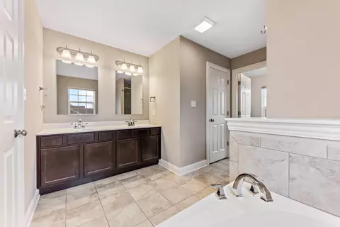2352 Naples Dr, Valparaiso, IN 46385 photo 10