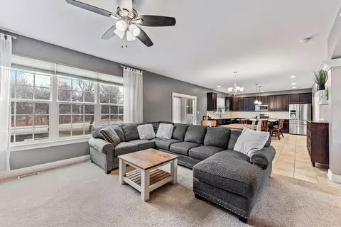 2352 Naples Dr, Valparaiso, IN 46385 photo 3