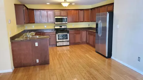 1218 Sawgrass Dr, Griffith, IN 46319 photo 3