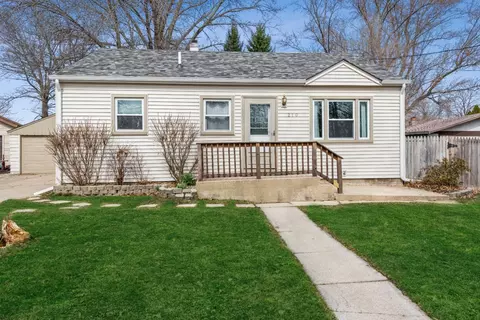 210 Michigami Trl, Porter, IN 46304 photo 2