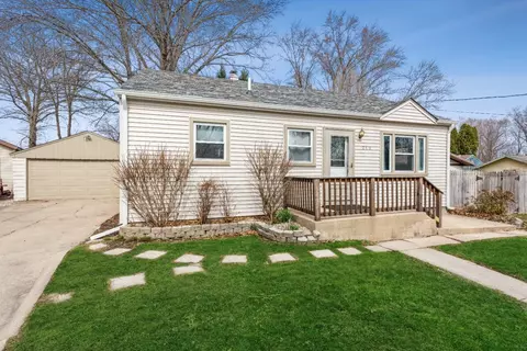 210 Michigami Trl, Porter, IN 46304 photo 1