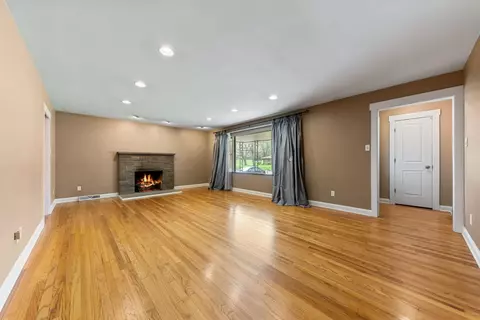 8351 Parkview Ave, Munster, IN 46321 photo 2