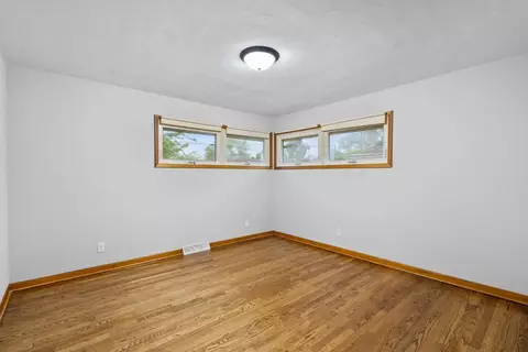736 N Jay St, Griffith, IN 46319 photo 4