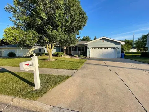 907 Mohawk Dr, Crown Point, IN 46307 photo 1