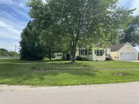 319 Hickory St, Walkerton, IN 46574 photo 2