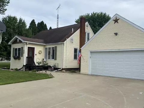 319 Hickory St, Walkerton, IN 46574 photo 3