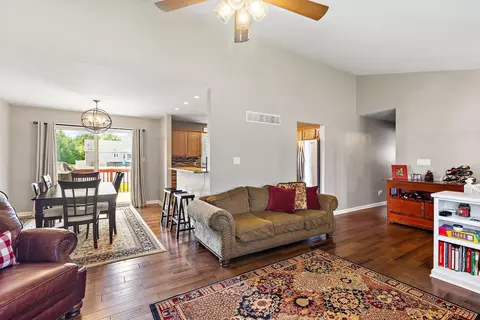 8496 Heather Ct, Saint John, IN 46373 photo 4
